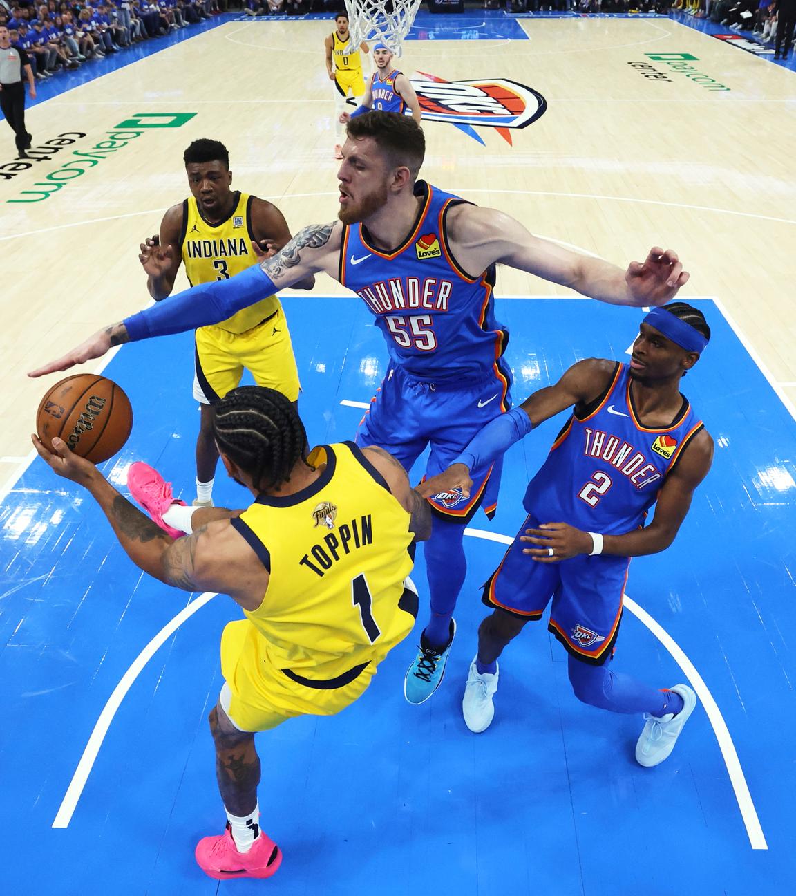 Isaiah Hartenstein (mitte), Oklahoma City Thunder, in Aktion