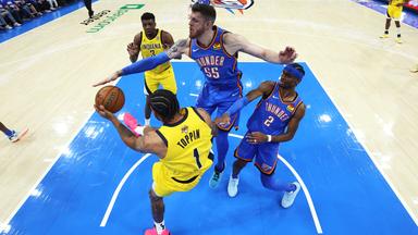 Isaiah Hartenstein (mitte), Oklahoma City Thunder, in Aktion