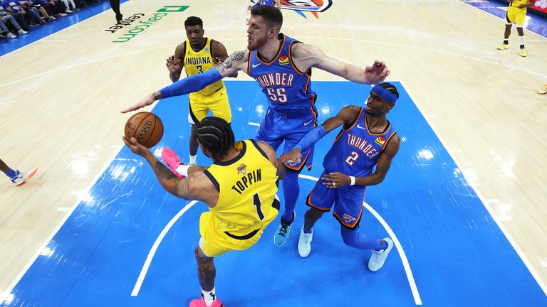 Isaiah Hartenstein (mitte), Oklahoma City Thunder, in Aktion