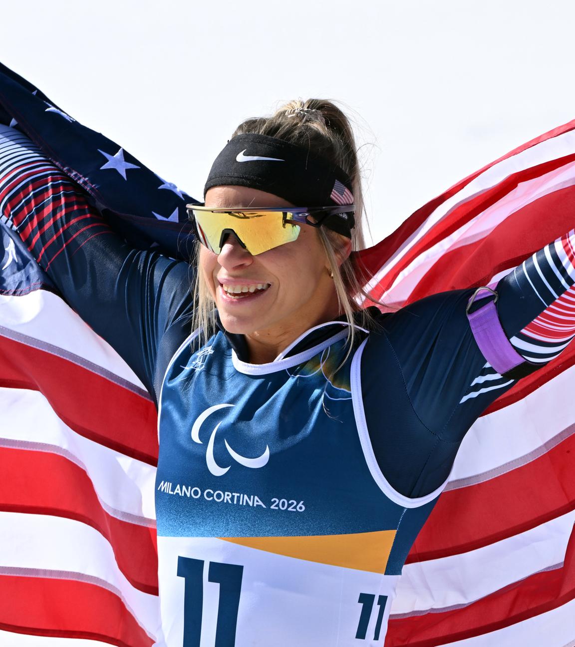 Oksana Masters aus den USA jubelt als Siegerin bei den Paralympics im Para Biathlon Sprint