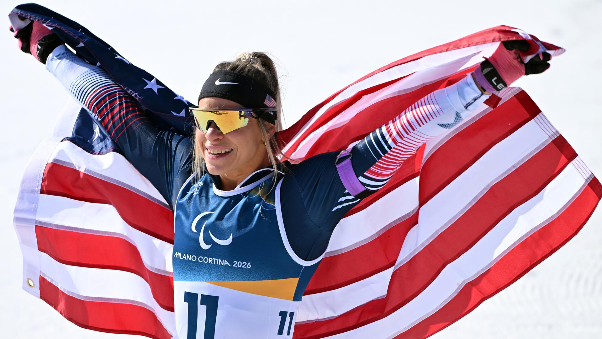 Oksana Masters aus den USA jubelt als Siegerin bei den Paralympics im Para Biathlon Sprint