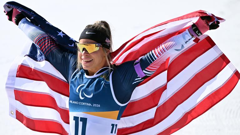 Oksana Masters aus den USA jubelt als Siegerin bei den Paralympics im Para Biathlon Sprint