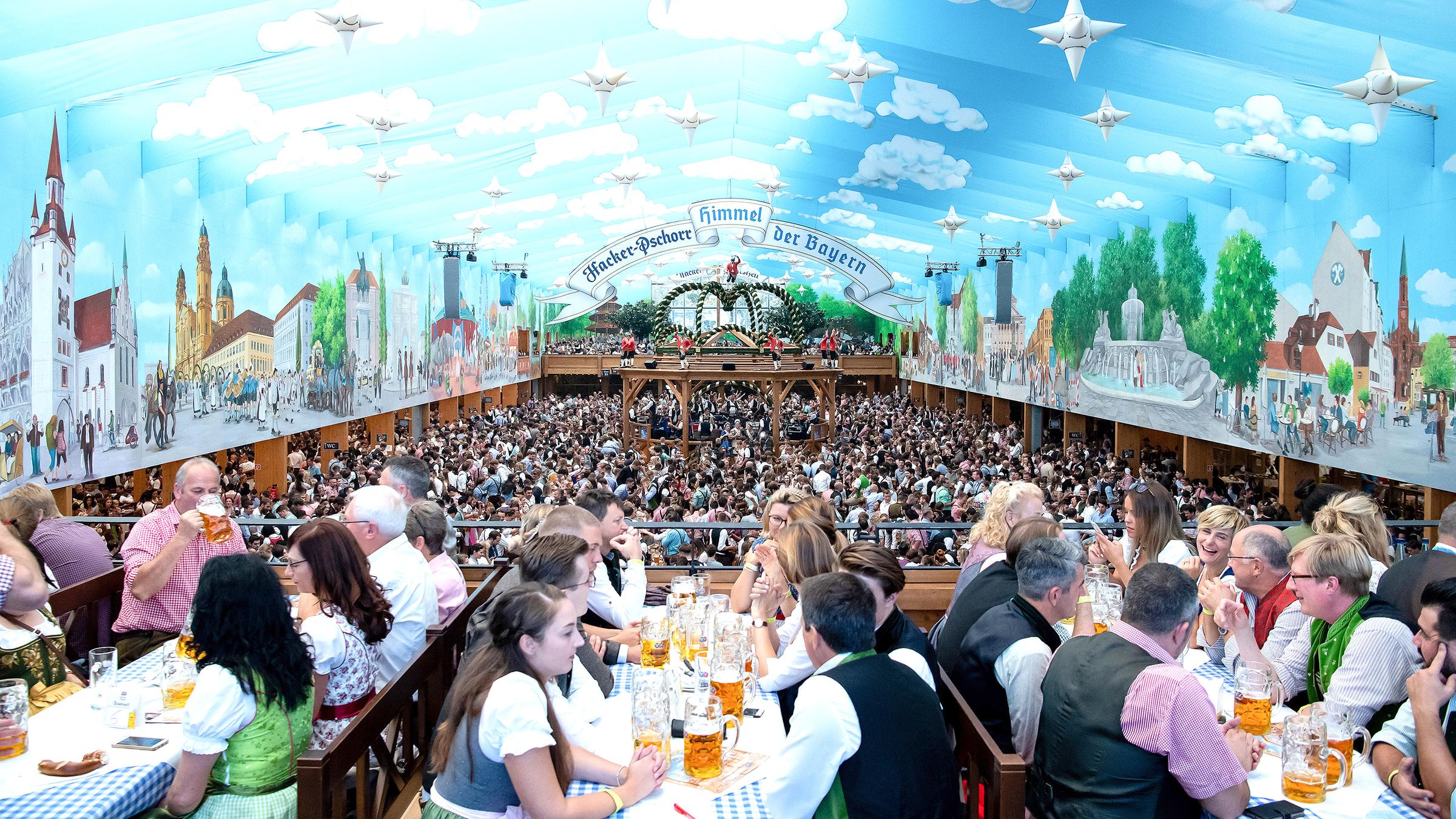 Wiesnbesucher in einem Festzelt