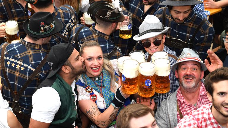 Bedienung im Hofbrauzelt bekommt einen Kuss.