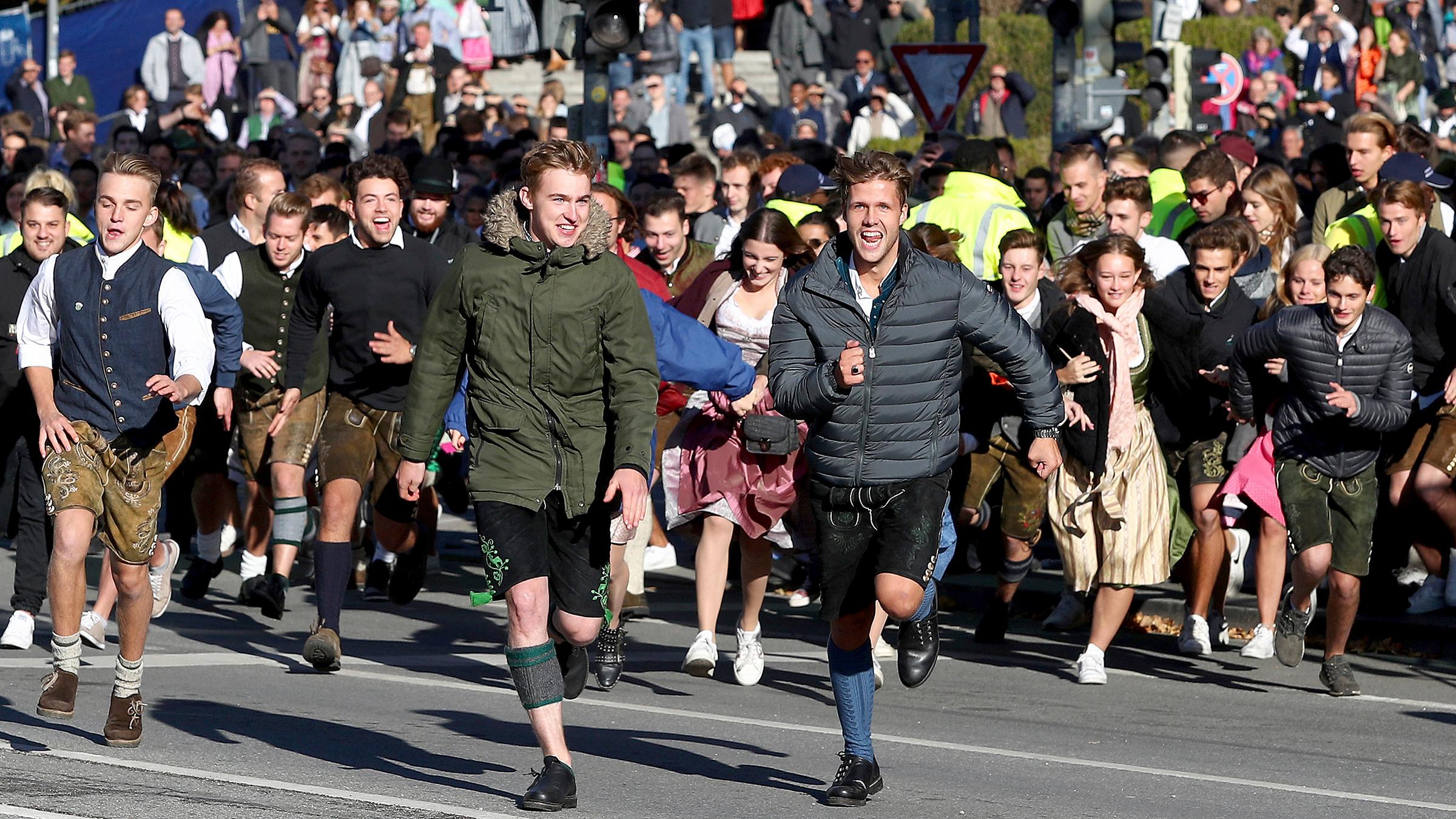 Ansturm auf die Festzelte kurz nach Öffnung der Tore