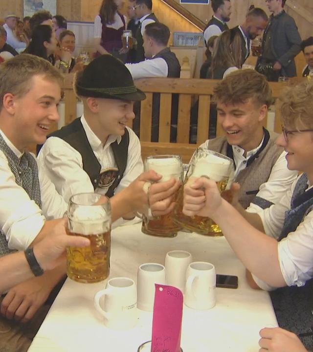 Bier trinkende Männer