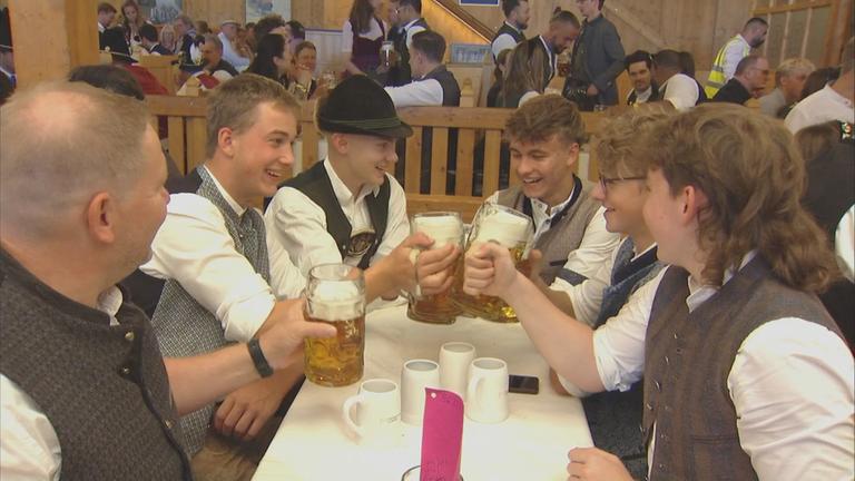 Bier trinkende Männer