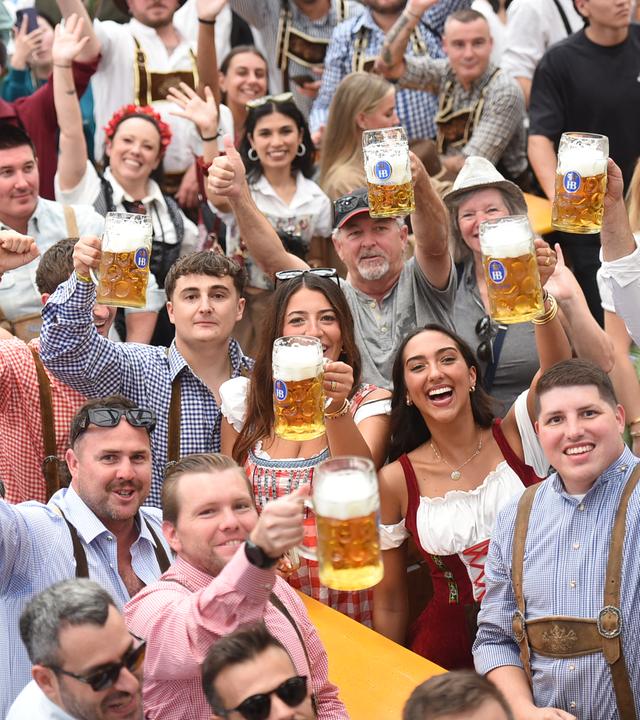Gäste feiern nach dem Anstich im Hofbräuzelt auf dem Oktoberfest. 