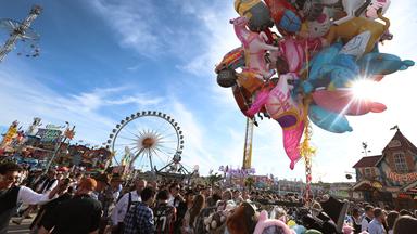 Auf dem Oktoberfest in München sind wieder viele Menschen unterwegs. Die Wiesn findet in diesem Jahr vom 19. September bis zum 4. Oktober auf der Theresienwiese statt.