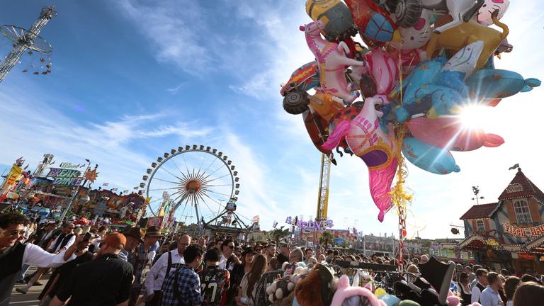 Auf dem Oktoberfest in München sind wieder viele Menschen unterwegs. Die Wiesn findet in diesem Jahr vom 19. September bis zum 4. Oktober auf der Theresienwiese statt.