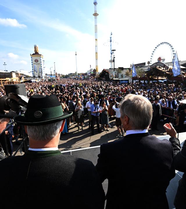 Viel Publikum ist beim Böllerschießen unterhalb der Bavaria auf der Theresienwiese vor der Bühne zu sehen.