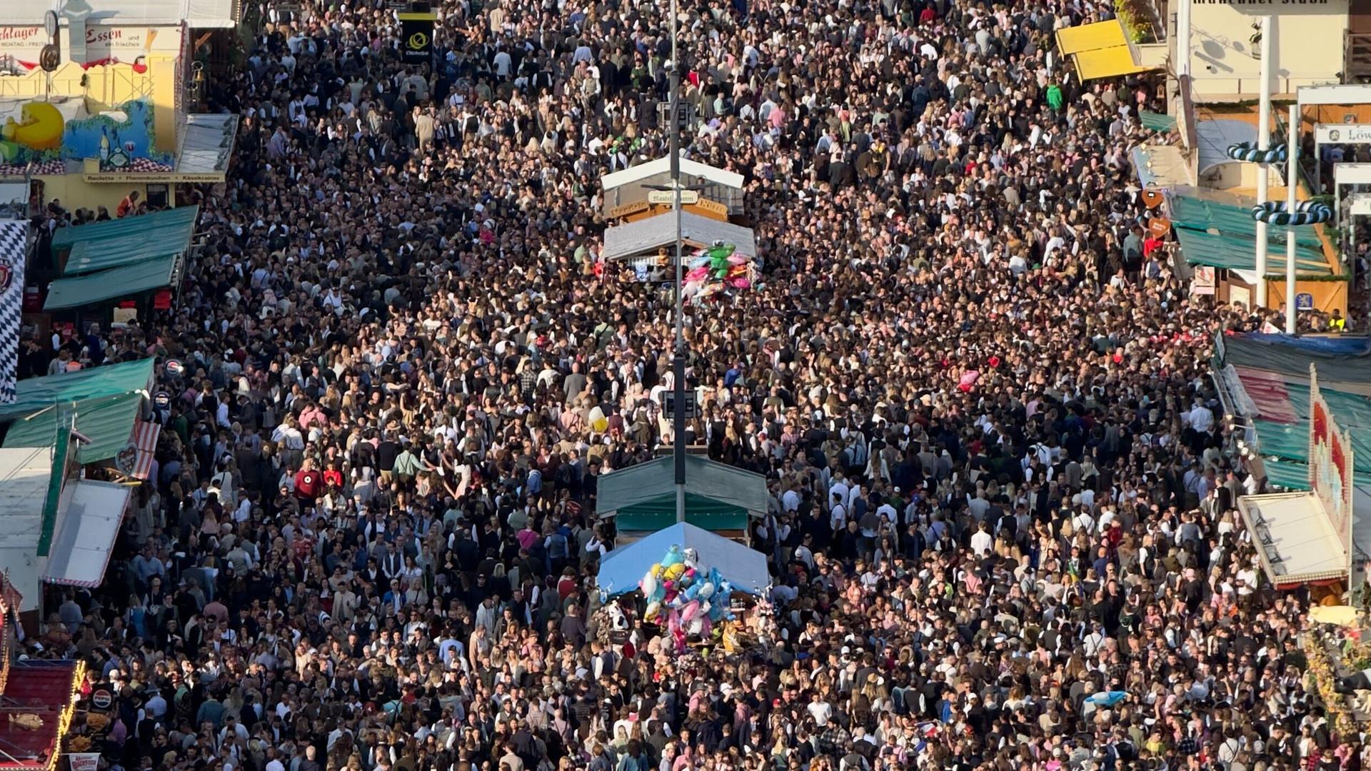 27.09.2025, Bayern, München: Blick vom Riesenrad auf die Besucher der 190. Wiesn.