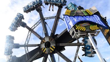 Das Fahrgeschäft "Predator" - eine Art Riesenrad, allerdings nicht mit klassischen Gondeln, sondern Sitzen, in denen die Fahrgäste auch kopfüber hängen.