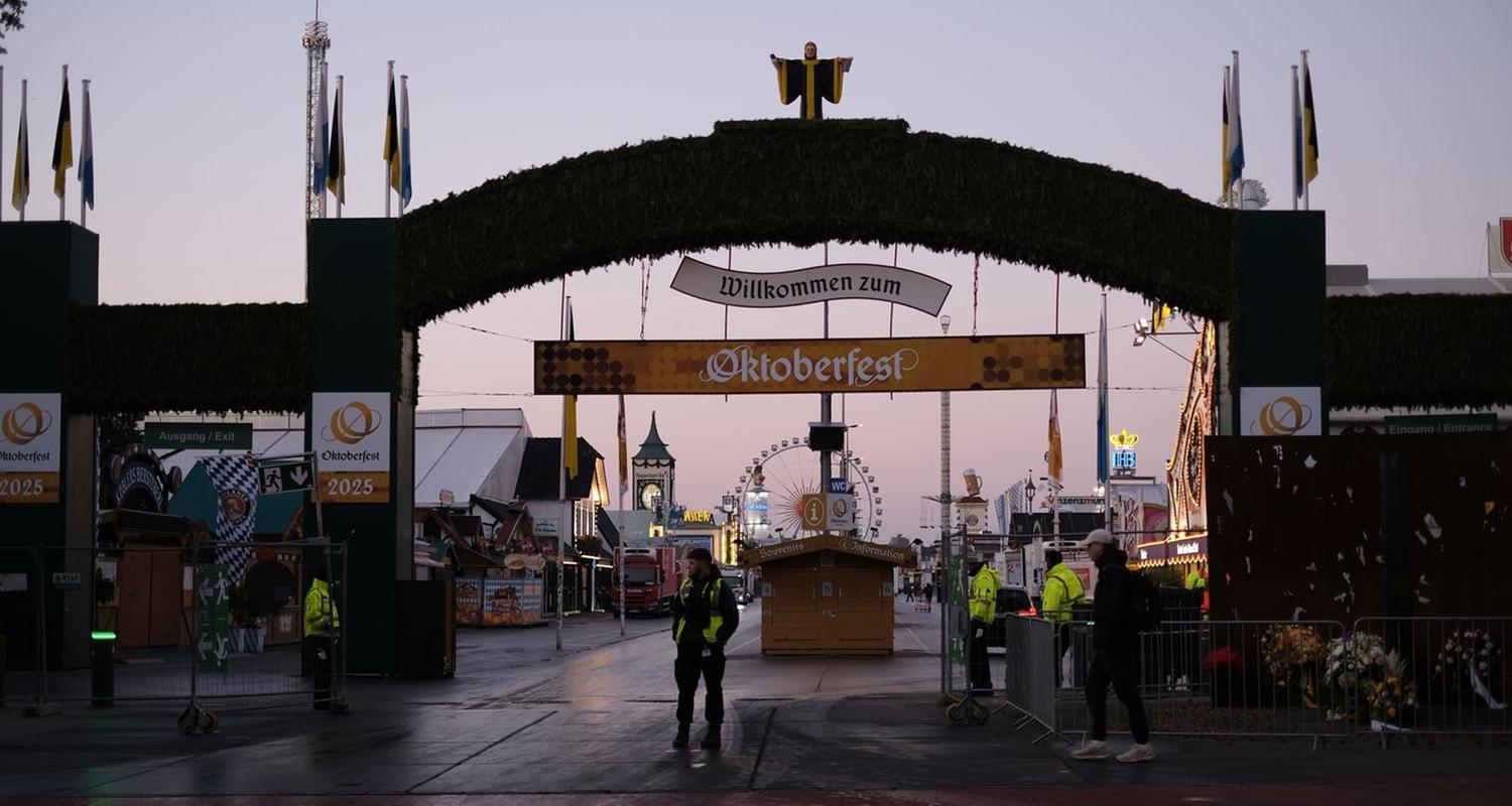 Nachdem das Oktoberfest aufgrund einer Bombendrohung stundenlang gesperrt war, wird nun über eine mögliche Verlängerung des Volksfests diskutiert.Nachdem das Oktoberfest aufgrund einer Bombendrohung stundenlang gesperrt war, wird nun über eine mögliche Verlängerung des Volksfests diskutiert.