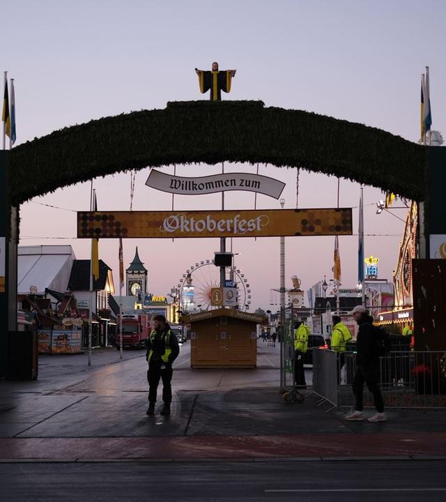 Nachdem das Oktoberfest aufgrund einer Bombendrohung stundenlang gesperrt war, wird nun über eine mögliche Verlängerung des Volksfests diskutiert.Nachdem das Oktoberfest aufgrund einer Bombendrohung stundenlang gesperrt war, wird nun über eine mögliche Verlängerung des Volksfests diskutiert.
