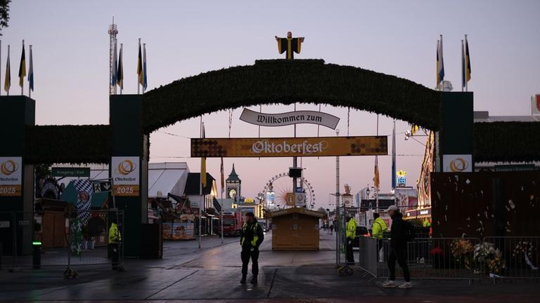 Nachdem das Oktoberfest aufgrund einer Bombendrohung stundenlang gesperrt war, wird nun über eine mögliche Verlängerung des Volksfests diskutiert.Nachdem das Oktoberfest aufgrund einer Bombendrohung stundenlang gesperrt war, wird nun über eine mögliche Verlängerung des Volksfests diskutiert.