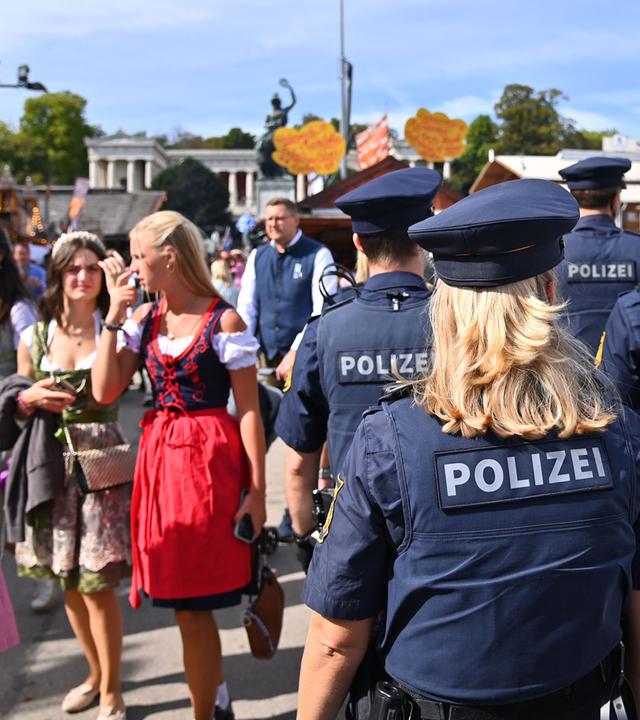 Polizisten und Polizistinnen auf Streife beim 191. Oktoberfest in München.