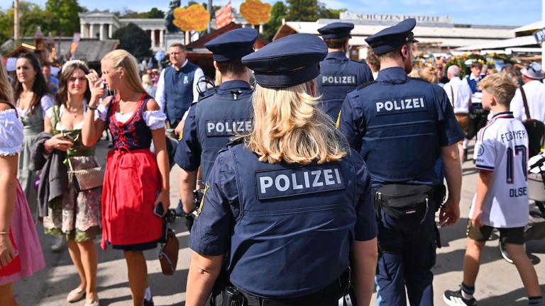 Polizisten und Polizistinnen auf Streife beim 191. Oktoberfest in München.