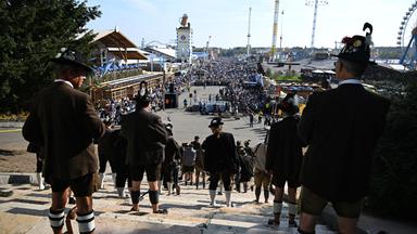 Böllerschützen stehen beim Böllerschießen auf den Treppenstufen unterhalb der Bavaria auf der Theresienwiese