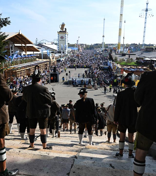 Böllerschützen stehen beim Böllerschießen auf den Treppenstufen unterhalb der Bavaria auf der Theresienwiese