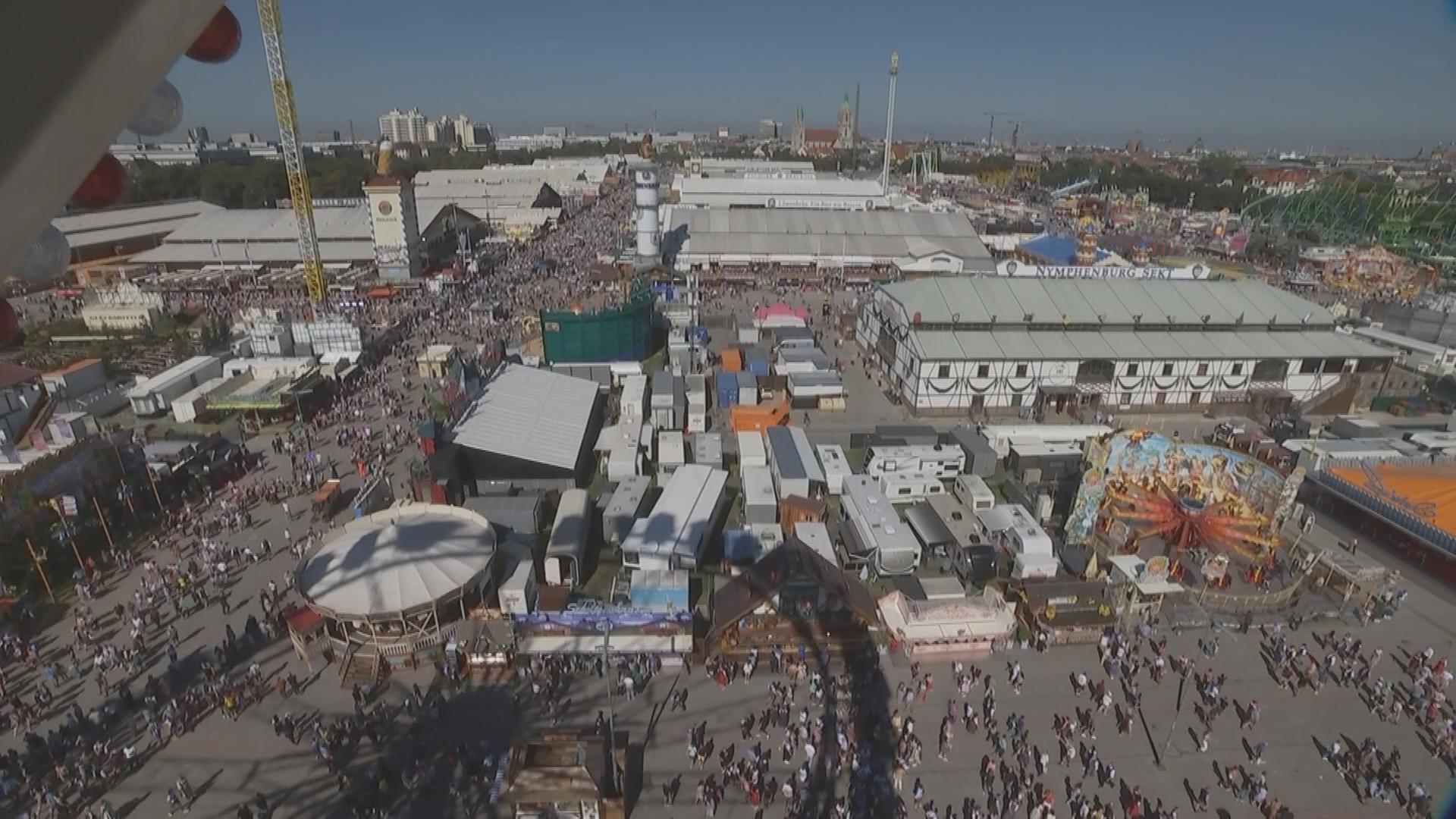 Auf dem Bild ist das Oktoberfest von oben zu sehen.