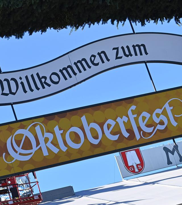 Countdown fuer das Oktoberfest 2026, Aufbau in den letzten Zuegen-am 17.09.2026 startet die Wiesn und Punkt 12 Uhr heisst dann wieder O`zapft is.
