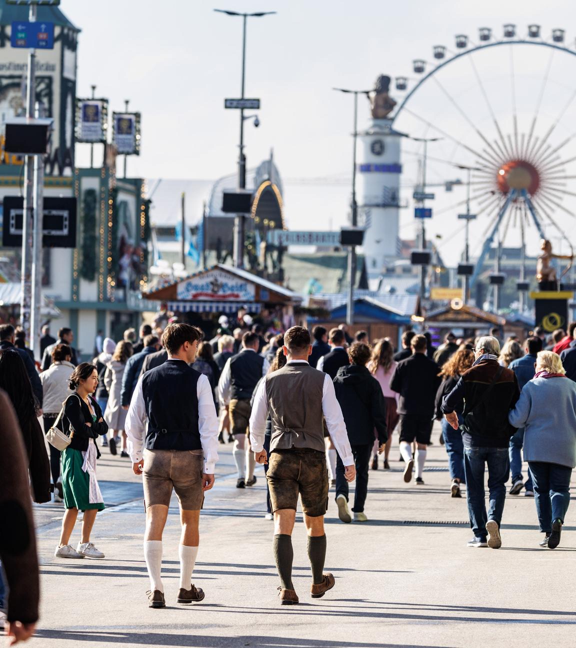 Zahlreiche Besucher strömen am Morgen zur  Öffnung auf das Oktoberfestgelände. 