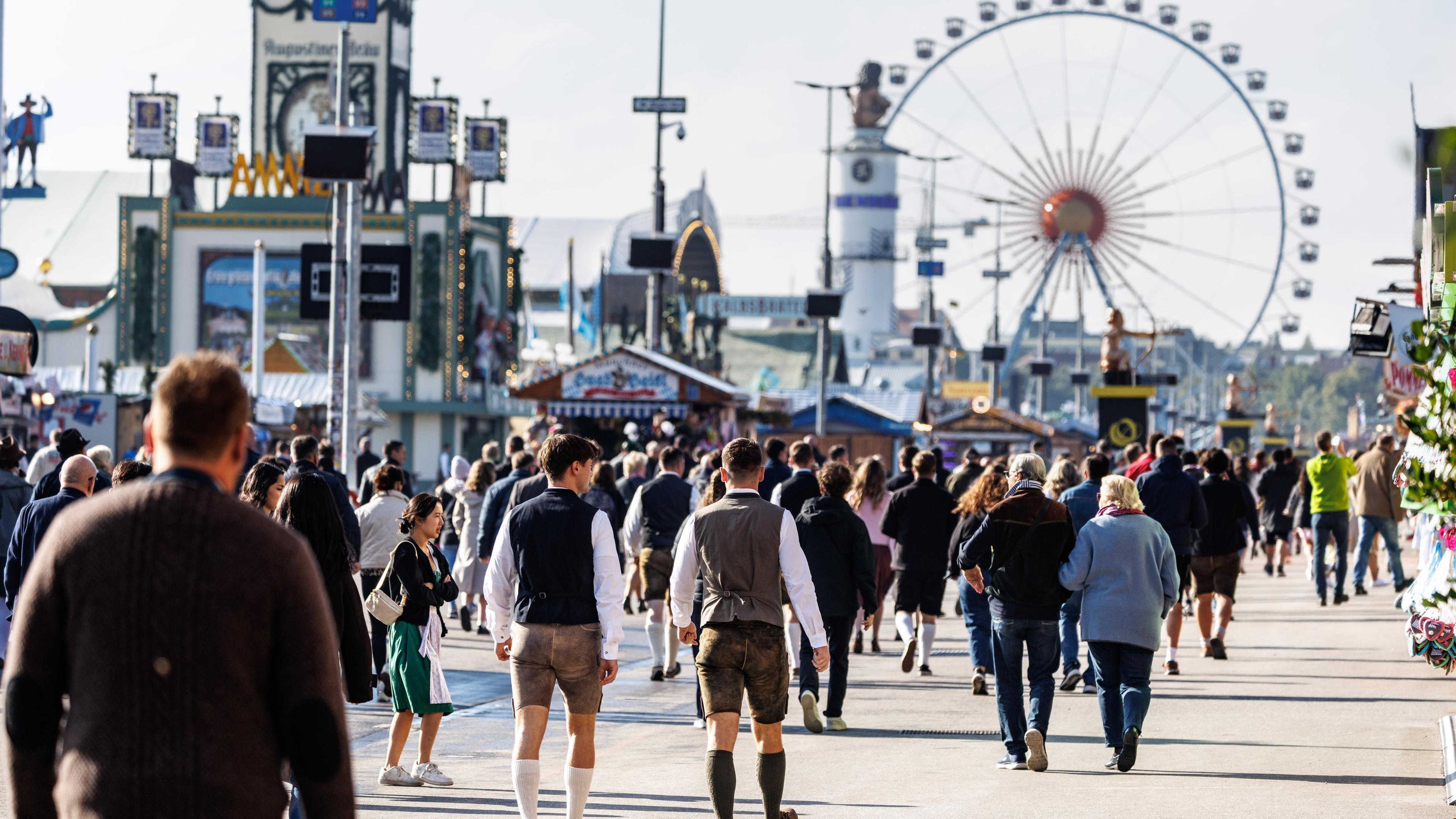 Zahlreiche Besucher strömen am Morgen zur  Öffnung auf das Oktoberfestgelände. 