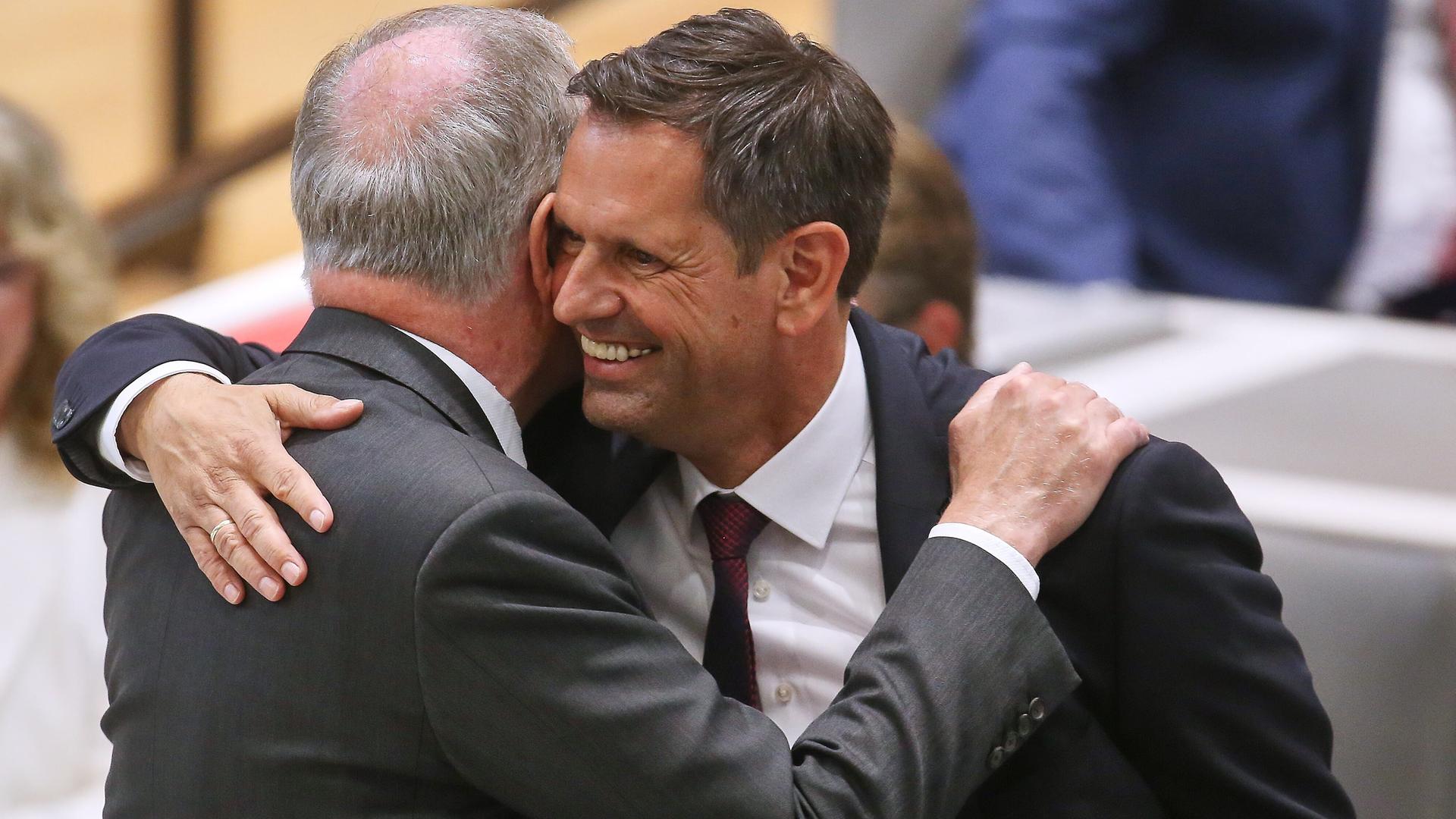 Bei Wahl des Ministerpraesidenten: Stephan Weil und Olaf Lies, beide SPD, umarmen sich.