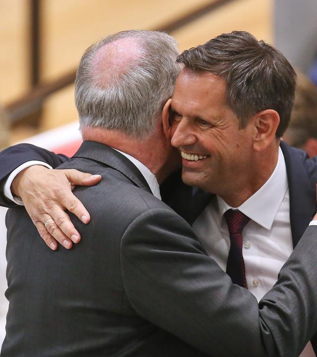 Bei Wahl des Ministerpraesidenten: Stephan Weil und Olaf Lies, beide SPD, umarmen sich.