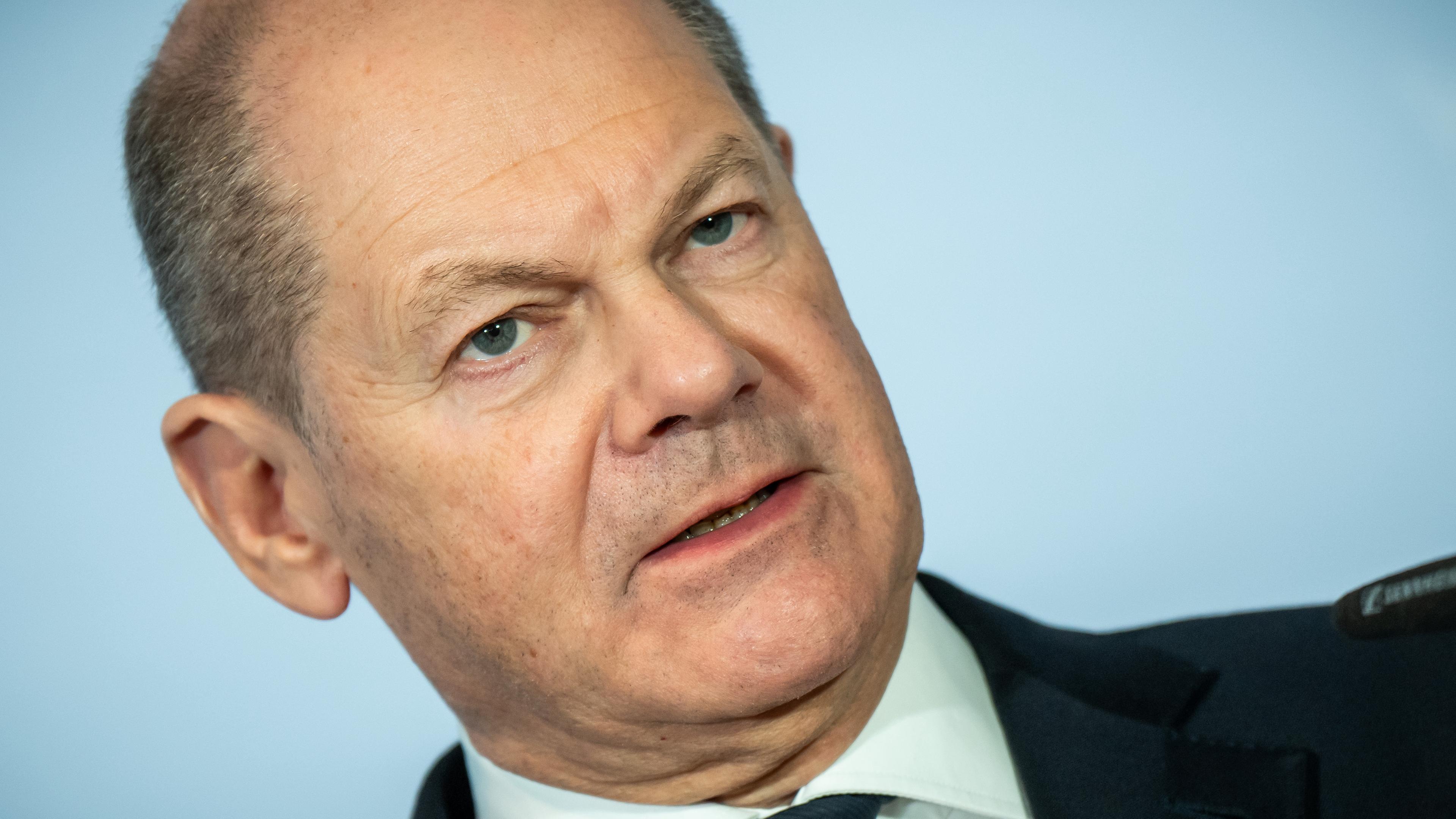 Olaf Scholz spricht bei der Pressekonferenz nach der Ministerpräsidentenkonferenz unter dem Vorsitz von Hessen. 