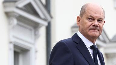 Kanzler Olaf Scholz vor dem Schloss Bellevue