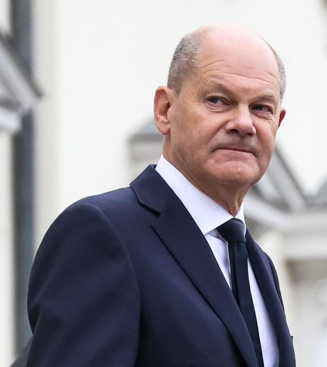 Kanzler Olaf Scholz vor dem Schloss Bellevue