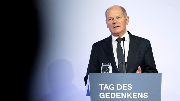 Bundeskanzler Olaf Scholz (SPD) spricht auf einer Gedenkveranstaltung zum 80. Jahrestag der Befreiung des Konzentrationslagers Auschwitz, aufgenommen am 19.01.2025 in Frankfurt