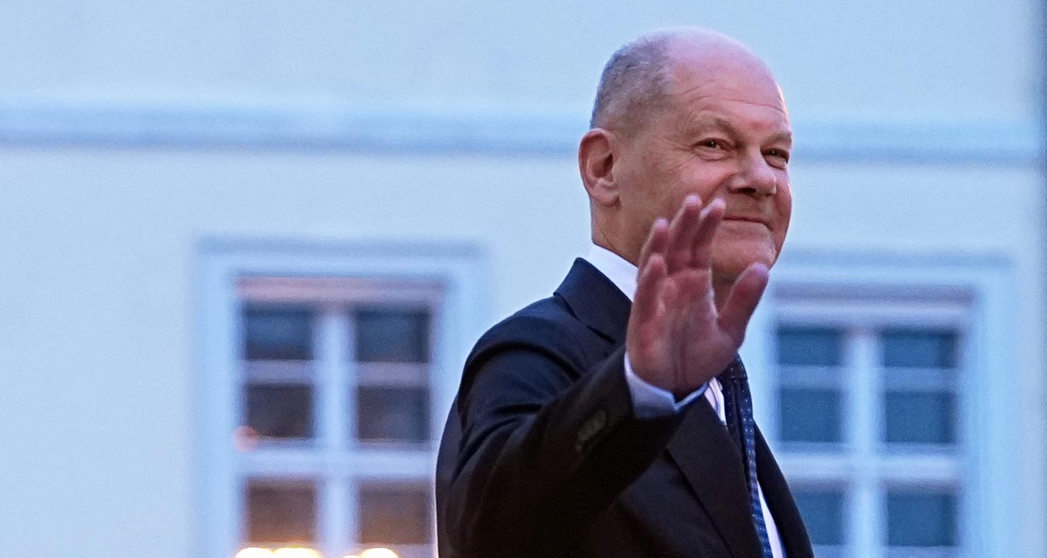Berlin: Der geschäftsführende Bundeskanzler Olaf Scholz (SPD) verlässt nach der Übergabe der Entlassungsurkunden durch Bundespräsident Steinmeier winkend das Schloss Bellevue.