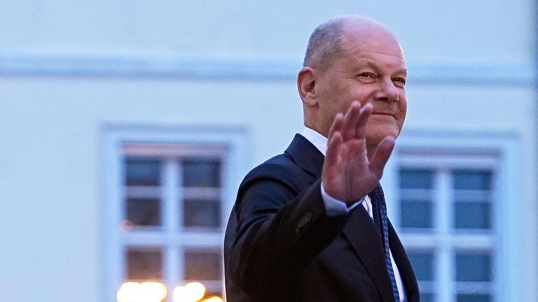 Berlin: Der geschäftsführende Bundeskanzler Olaf Scholz (SPD) verlässt nach der Übergabe der Entlassungsurkunden durch Bundespräsident Steinmeier winkend das Schloss Bellevue.