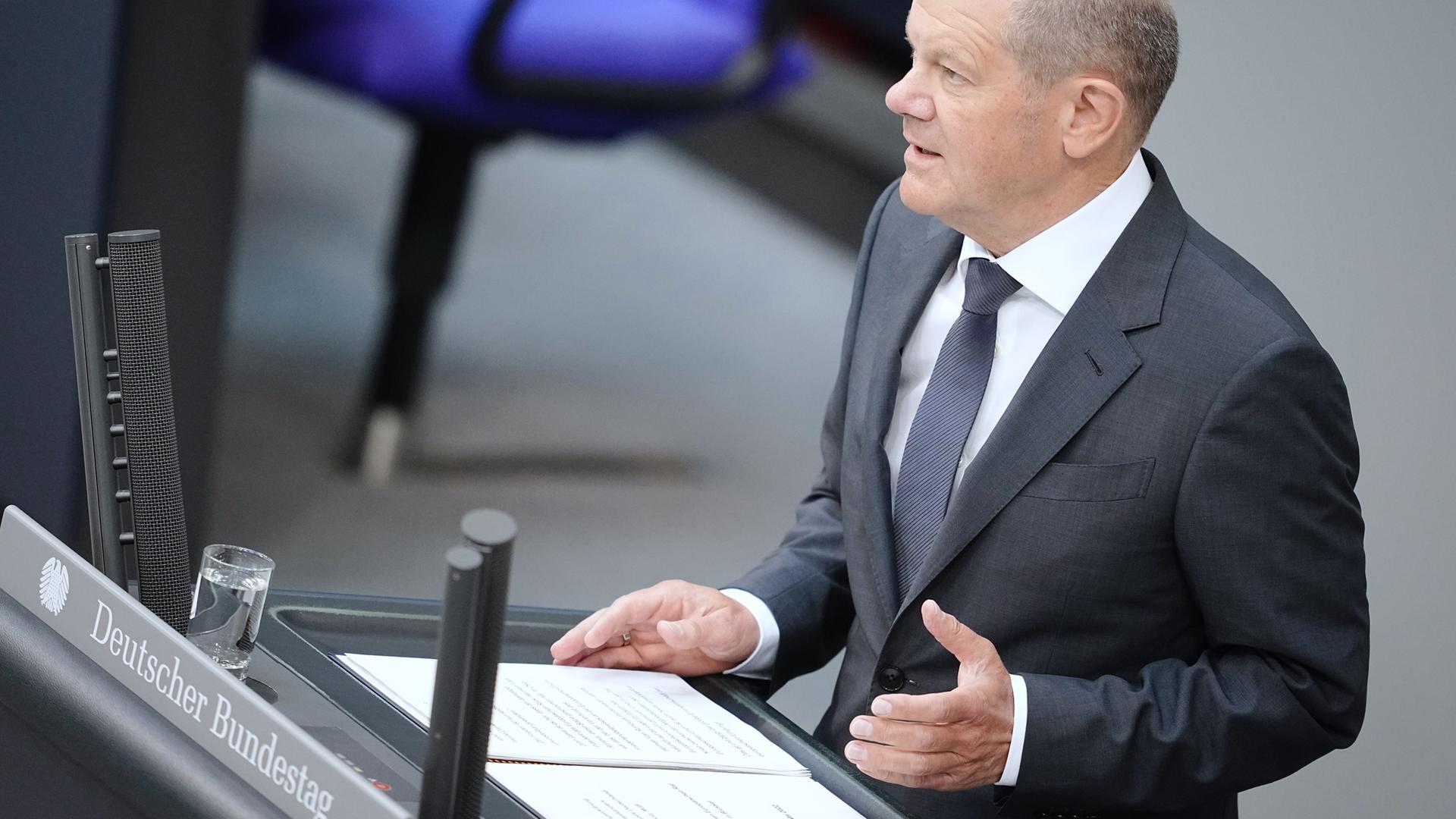 Bundeskanzler Olaf Scholz (SPD) gibt im Bundestag eine Regierungserklärung zum bevorstehenden EU-Gipfel ab.
