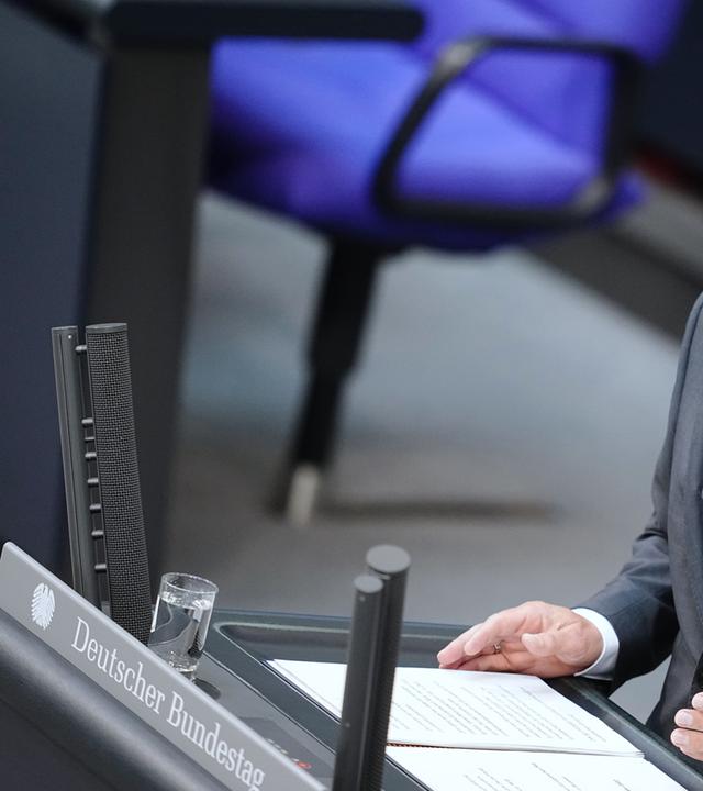 Bundeskanzler Olaf Scholz (SPD) gibt im Bundestag eine Regierungserklärung zum bevorstehenden EU-Gipfel ab.