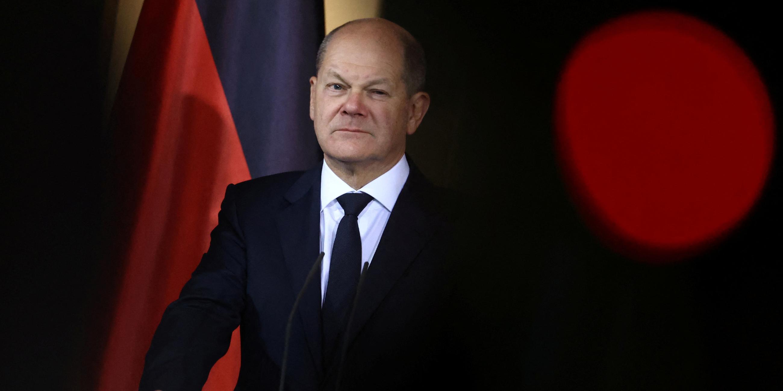 Bundeskanzler Olaf Scholz schaut während einer Erklärung zum Deutschland-Pakt am 06.11.2023.