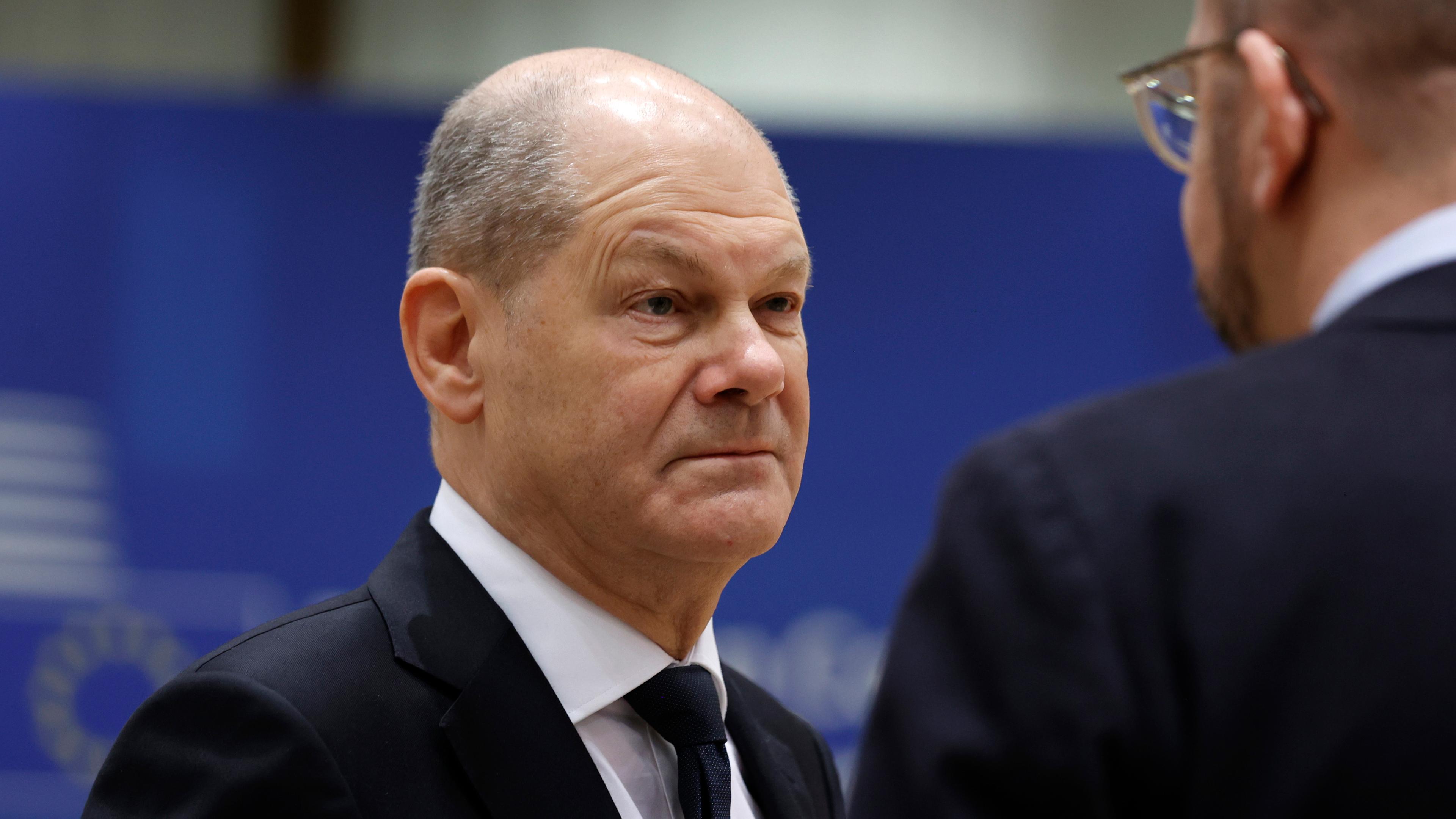 Olaf Scholz spricht mit Charles Michel während eines runden Tisches auf einem EU-Gipfel in Brüssel, Freitag, 15.12.2023.