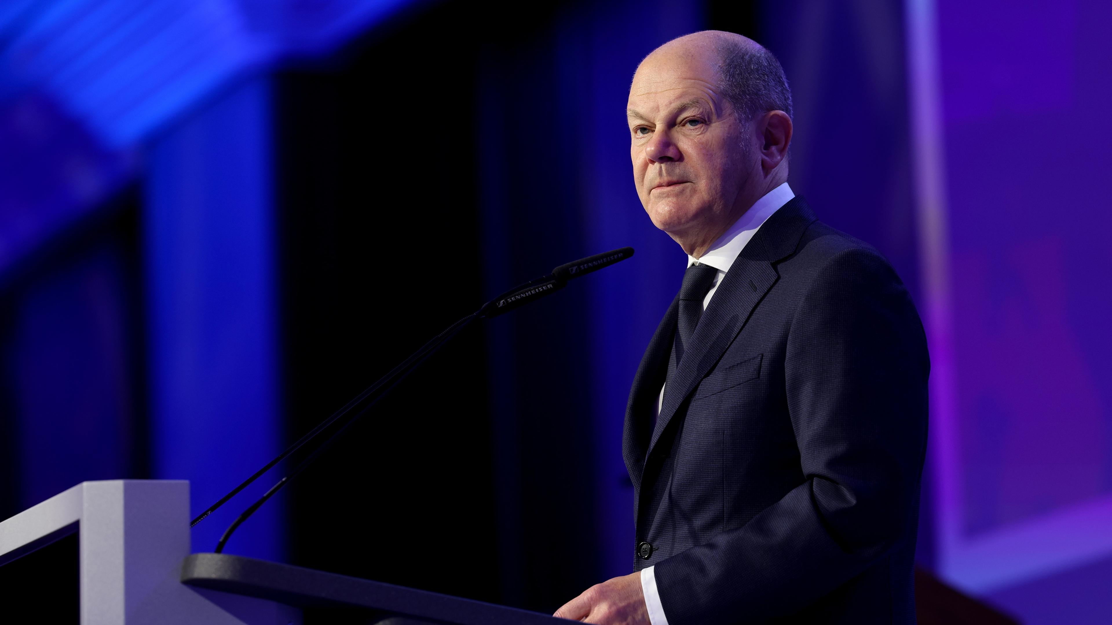 Olaf Scholz spricht während eines Galaabends des Gemeindetags des Zentralrats der Juden im Intercontinental Hotel in Berlin, 16.12.2023.
