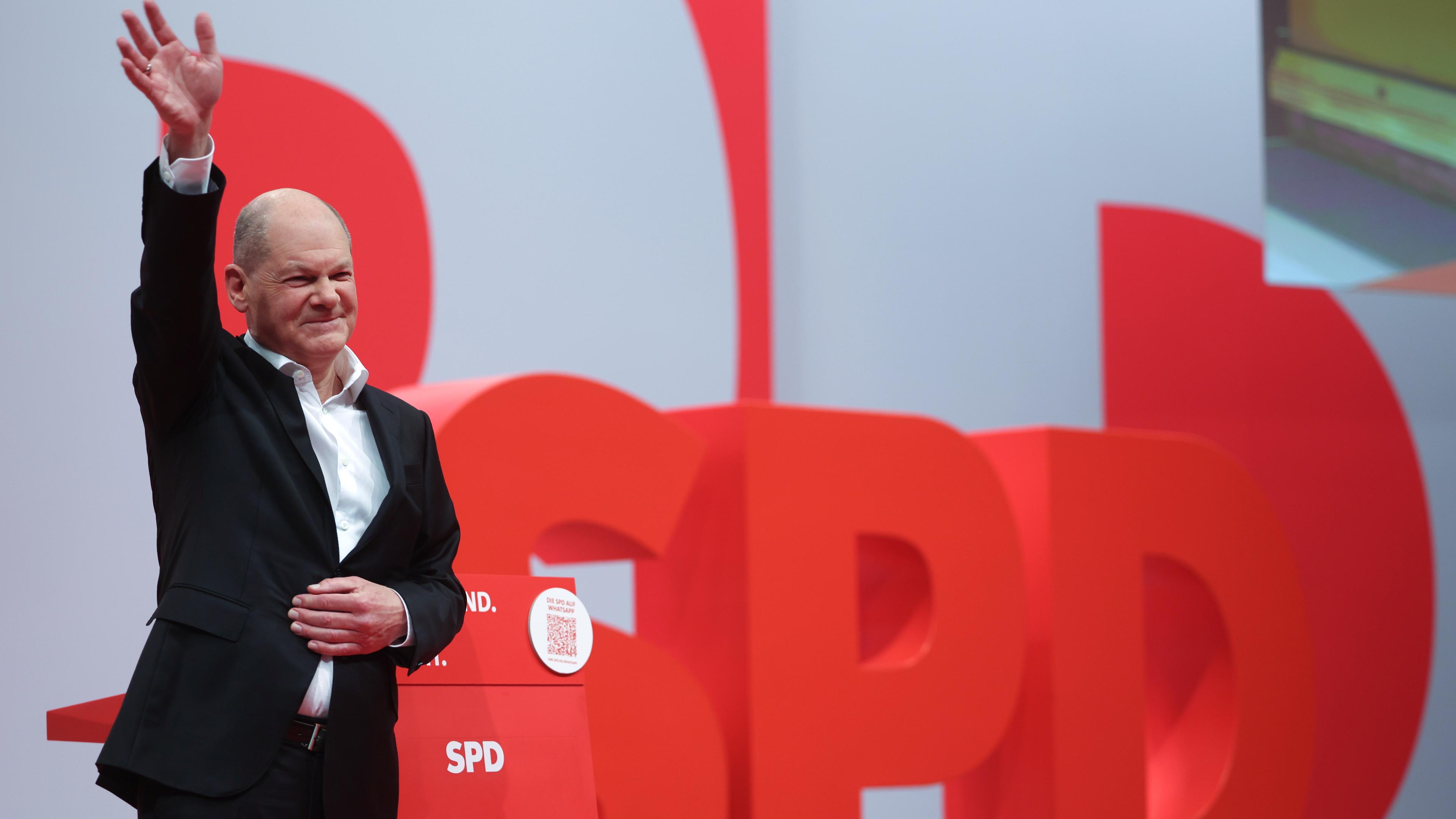 Olaf Scholz nach seiner Rede beim Bundesparteitag in Berlin