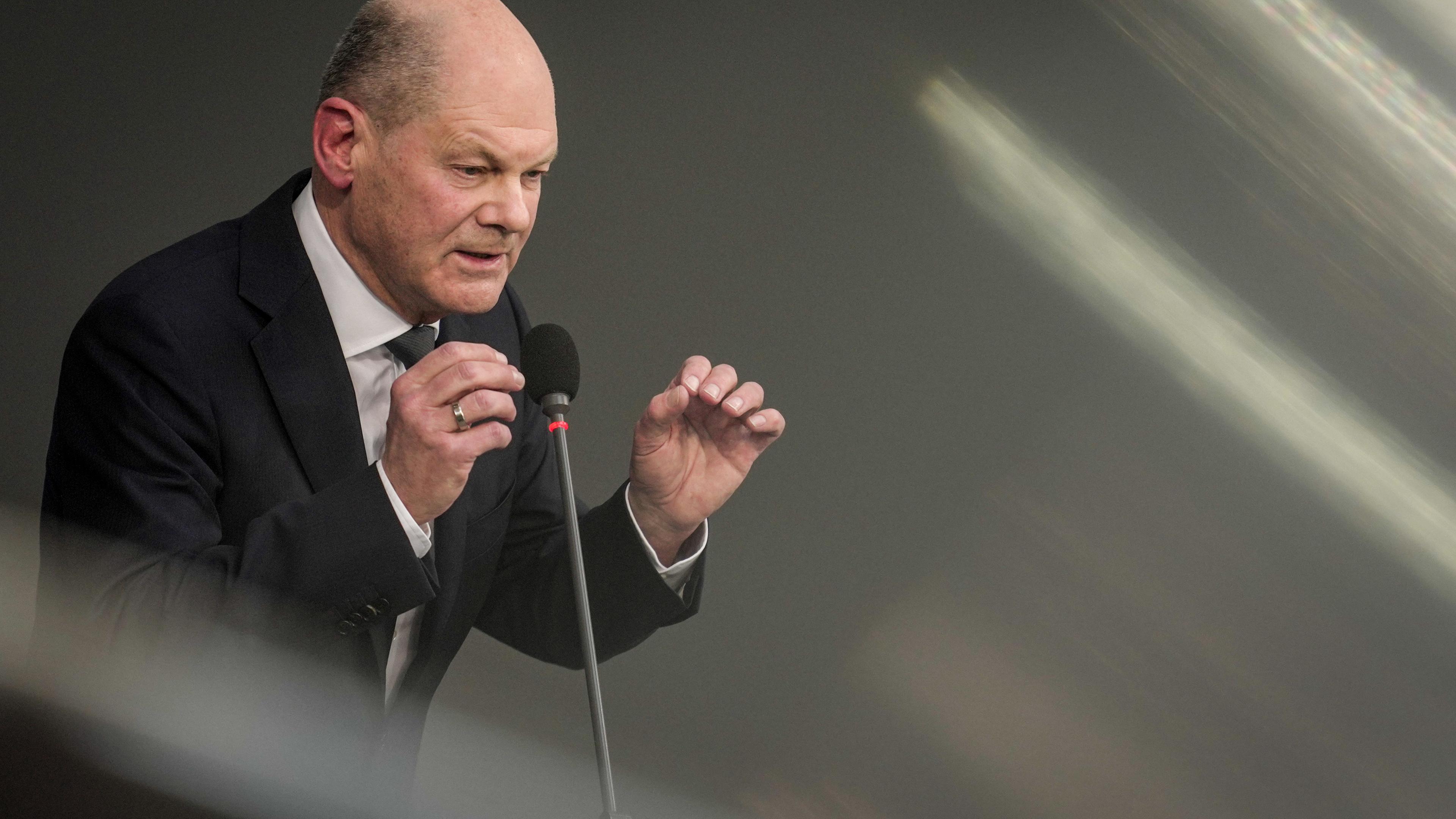 Berlin: Bundeskanzler Olaf Scholz (SPD) spricht bei der Befragung der Bundesregierung im Plenarsaal im Deutschen Bundestag.