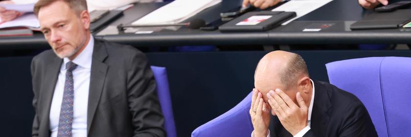 Archiv: Bundeskanzler Olaf Scholz (R) sitzt nach Abgabe einer Regierungserklärung neben Bundesfinanzminister Christian Lindner (L) im Deutschen Bundestag in Berlin