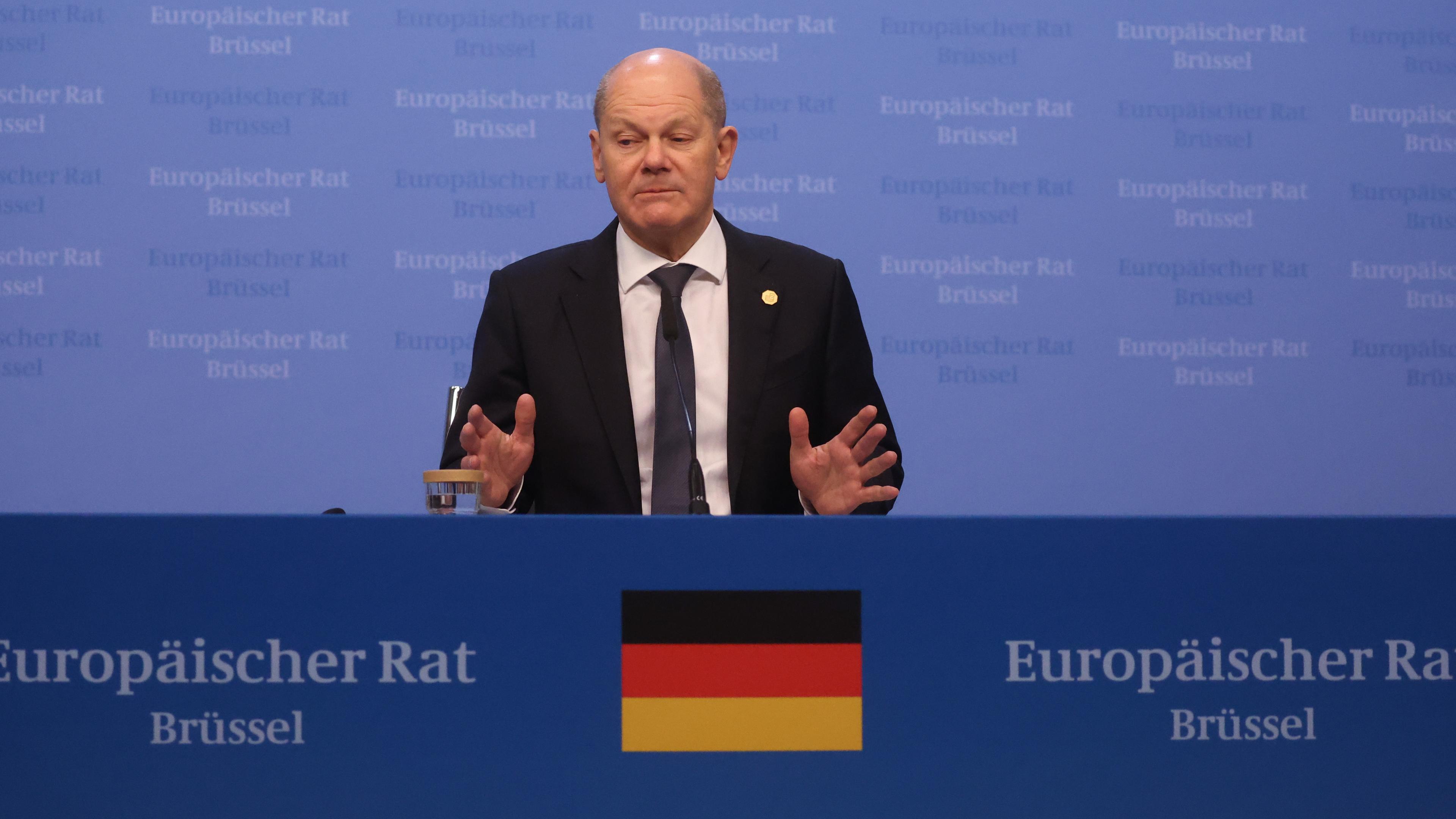 Scholz bei einer Pressekonferenz des Europäischen Rats