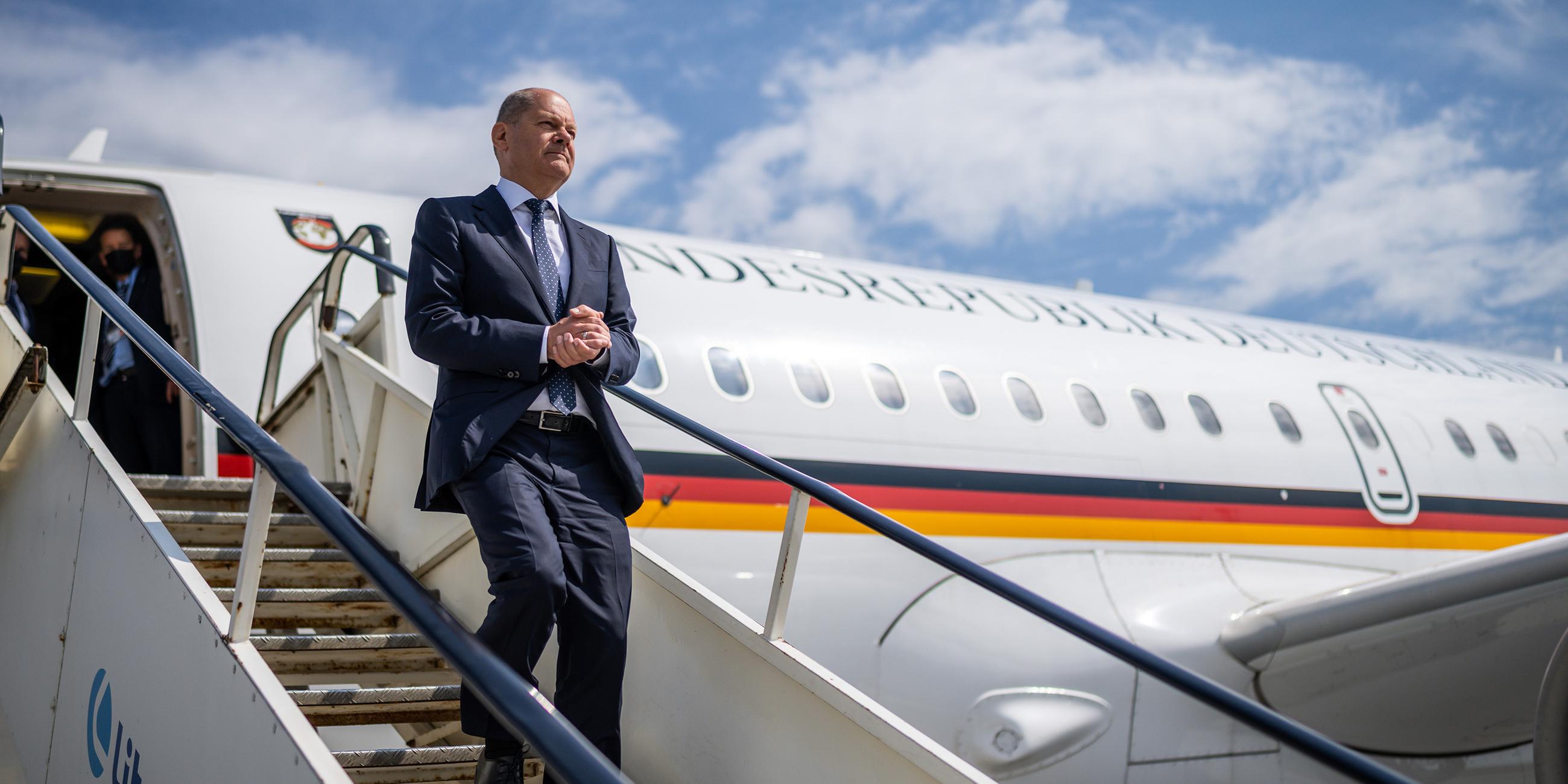 Olaf Scholz steigt aus einem Flugzeug der Flugbereitschaft der Luftwaffe