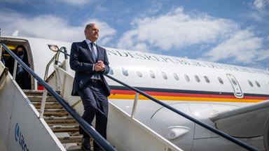 Olaf Scholz steigt aus einem Flugzeug der Flugbereitschaft der Luftwaffe