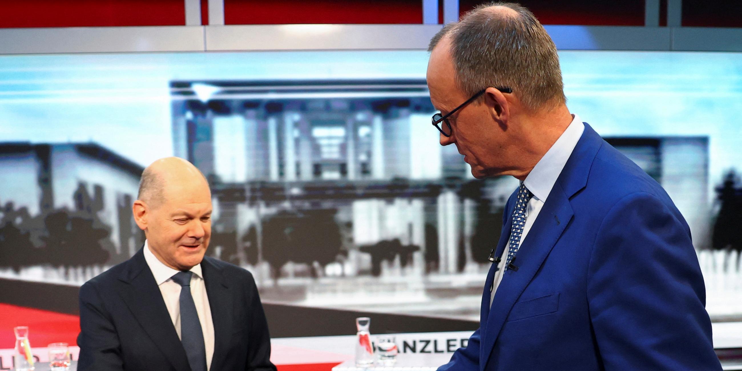 Olaf Scholz und Friedrich Merz begrüßen sich vor einer TV Debatte.