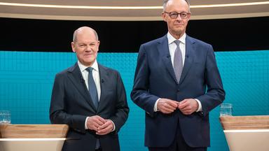 Bundeskanzler Olaf Scholz (SPD, l.), steht neben Friedrich Merz, Unions-Kanzlerkandidat.