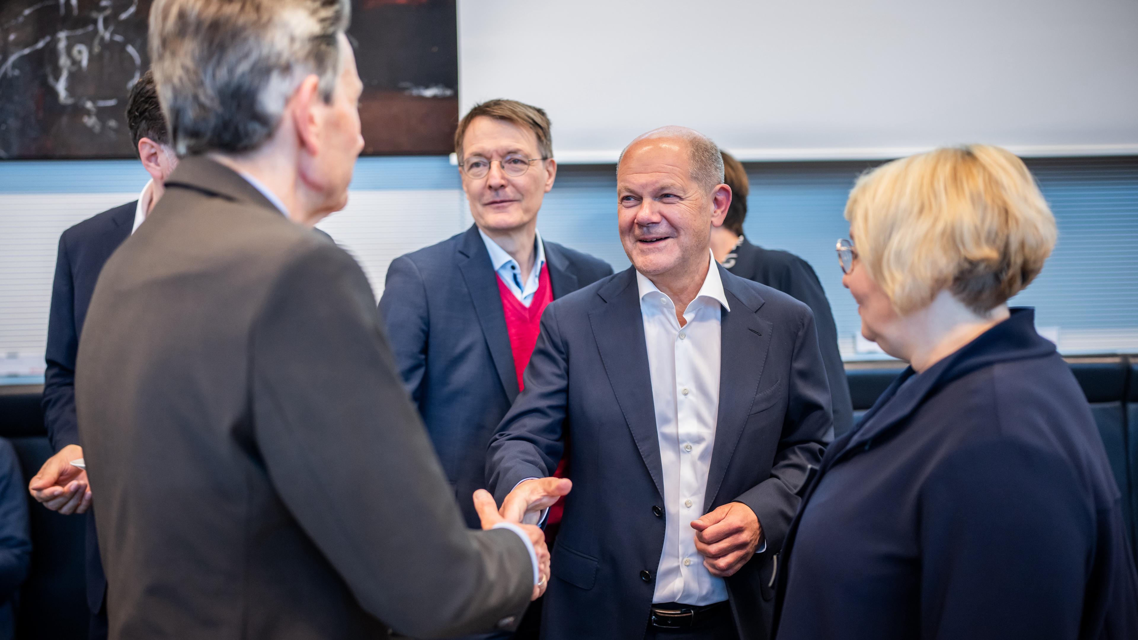 Olaf Scholz begrüßt Rolz Mützenich
